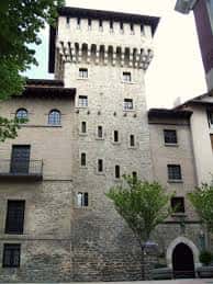 Vista exterior del Museo de Ciencias Naturales de Álava con su torre medieval