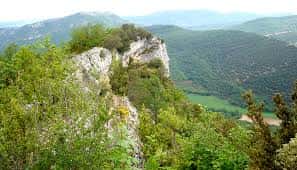Vista panorámica de la formación rocosa y bosque del Parque Natural de Izki