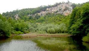Paisaje fluvial con río y vegetación ribereña en el parque