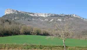 Vista lejana de la montaña de Izki con campo verde en primer plano