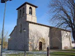 Vista frontal de la Ermita del Santo Cristo de Abetxuko con campanario y entorno invernal