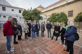 Grupo de personas reunidas en el patio interior de la Biblioteca Municipal Tomás García