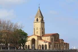 Vista frontal de la Iglesia de San Pedro Apóstol en Gijón con su torre y fachada neoclásica