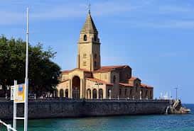 Vista lateral de la iglesia junto al muelle con el mar en primer plano