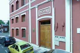 Fachada exterior del Teatro de Trubia con detalles arquitectónicos y entrada principal