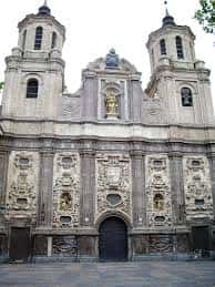 Vista frontal de la fachada barroca de la Iglesia de Santa Isabel de Portugal en Zaragoza