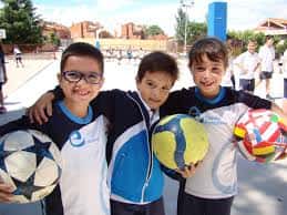 Alumnos del colegio Pompiliano en el patio con balones de fútbol
