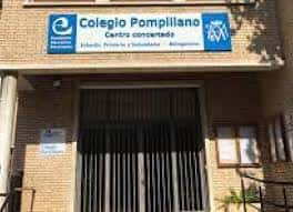 Entrada principal del Colegio Pompiliano con letrero institucional