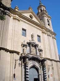 Vista exterior de la fachada principal de la Iglesia de San Felipe y Santiago el Menor en Zaragoza