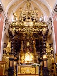 Detalle del retablo mayor dorado y ornamentado del altar principal