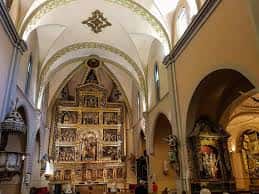 Interior de la Iglesia de San Miguel de los Navarros con retablo mayor y bóvedas decoradas