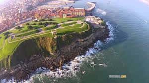 Vista aérea del Cerro de Santa Catalina con el parque y la costa asturiana