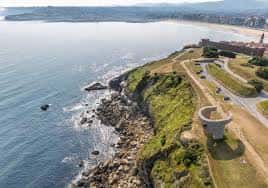 Panorámica del Cerro de Santa Catalina desde el aire con el mar y la ciudad de Gijón