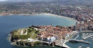 Vista general de la bahía de Gijón con el Cerro de Santa Catalina en primer plano