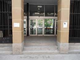 Entrada principal del IES Martín de Bertendona BHI con acceso peatonal