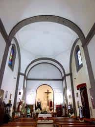 Interior de la iglesia con bóvedas y altar principal