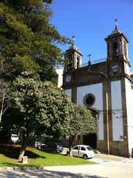Vista exterior de la iglesia con jardines y cielo despejado