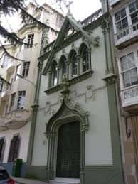 Fachada de la Capilla de la Merced en Ferrol con detalles neogóticos y tonos verdes