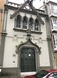 Vista frontal de la Capilla de la Merced con puerta principal y elementos decorativos arquitectónicos