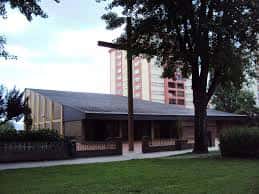Vista exterior de la Iglesia de Nosa Señora do Rocío en Coia con su fachada moderna y cruz prominente