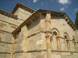 Fachada románica de la Iglesia de Santa Marta con arcos y columnas decoradas