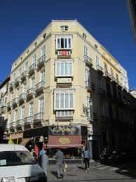 Esquina de la Calle Casapalma con edificio de fachada amarilla y balcones tradicionales