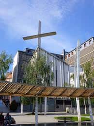 Vista exterior de la Iglesia de Nuestra Señora del Carmen con cruz destacada y arquitectura moderna