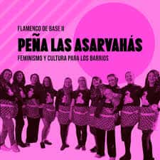Grupo de personas posando juntas con el texto 'Peña Las Asarvahás' y 'Feminismo y Cultura para los Barrios' en el fondo