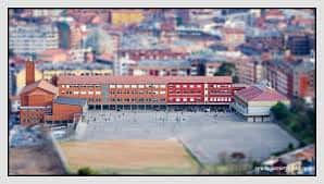 Vista aérea del Colegio Loyola en Oviedo con su fachada principal y patio deportivo