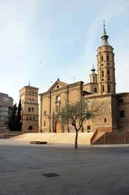 Vista exterior de la Iglesia de San Juan de los Panetes con su fachada barroca y torre campanario bajo cielo despejado