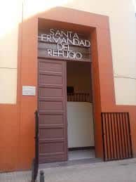Entrada de la Hermandad del Refugio con letrero visible