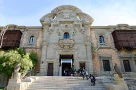 Fachada principal del Museo Casa de la Ciencia con escalinata y detalles arquitectónicos