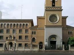 Vista frontal completa de la Parroquia de Nuestra Señora del Perpetuo Socorro en Zaragoza, mostrando su fachada principal con torre y rosetón