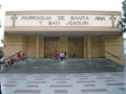 Vista exterior de la fachada principal de la Parroquia de Santa Ana y San Joaquín con escalinata y entrada