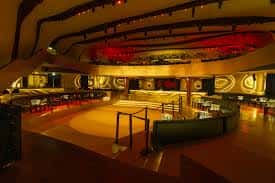 Vista general del interior del club AMØK con barra y zona de baile