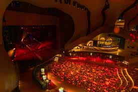 Vista elevada del club lleno de gente con ambiente festivo