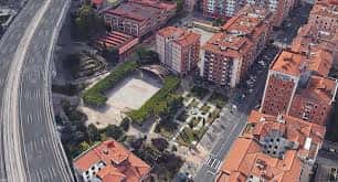 Vista aérea de la Plaza Errekalde mostrando su diseño urbano y entorno residencial