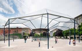 Vista amplia de la Plaza Levante con el paraguas público de diseño moderno y personas transitando
