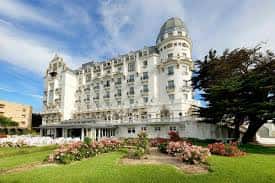 Vista exterior del Eurostars Hotel Real en Santander con jardines y cielo azul