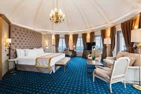 Habitación de lujo del Eurostars Hotel Real con decoración clásica y vistas al mar
