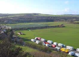Campos de Waterhall con caravanas y paisaje rural