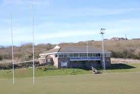 Edificio principal de los campos de Waterhall con postes de rugby