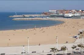 Vista panorámica de la Playa de Poniente con el mar y el paseo marítimo