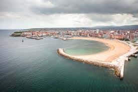 Aérea de la Playa de Poniente con el mar y la ciudad de fondo