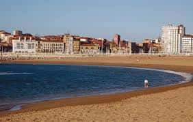 Vista de la Playa de Poniente con el mar y la ciudad de fondo