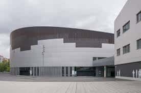 Vista exterior del Iradier Arena con fachada moderna y diseño curvo