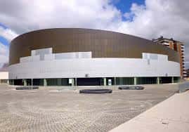 Fachada principal del Iradier Arena bajo cielo parcialmente nublado