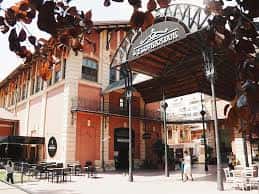 Vista exterior del CineCiutat con marquesina y terraza al aire libre