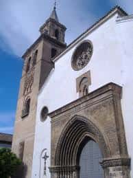 Fachada principal de la Parroquia de Omnium Sanctorum con arco de entrada y rosetón