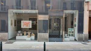 Fachada exterior de la galería Arte por un Tubo en Zaragoza con escaparate y entrada principal